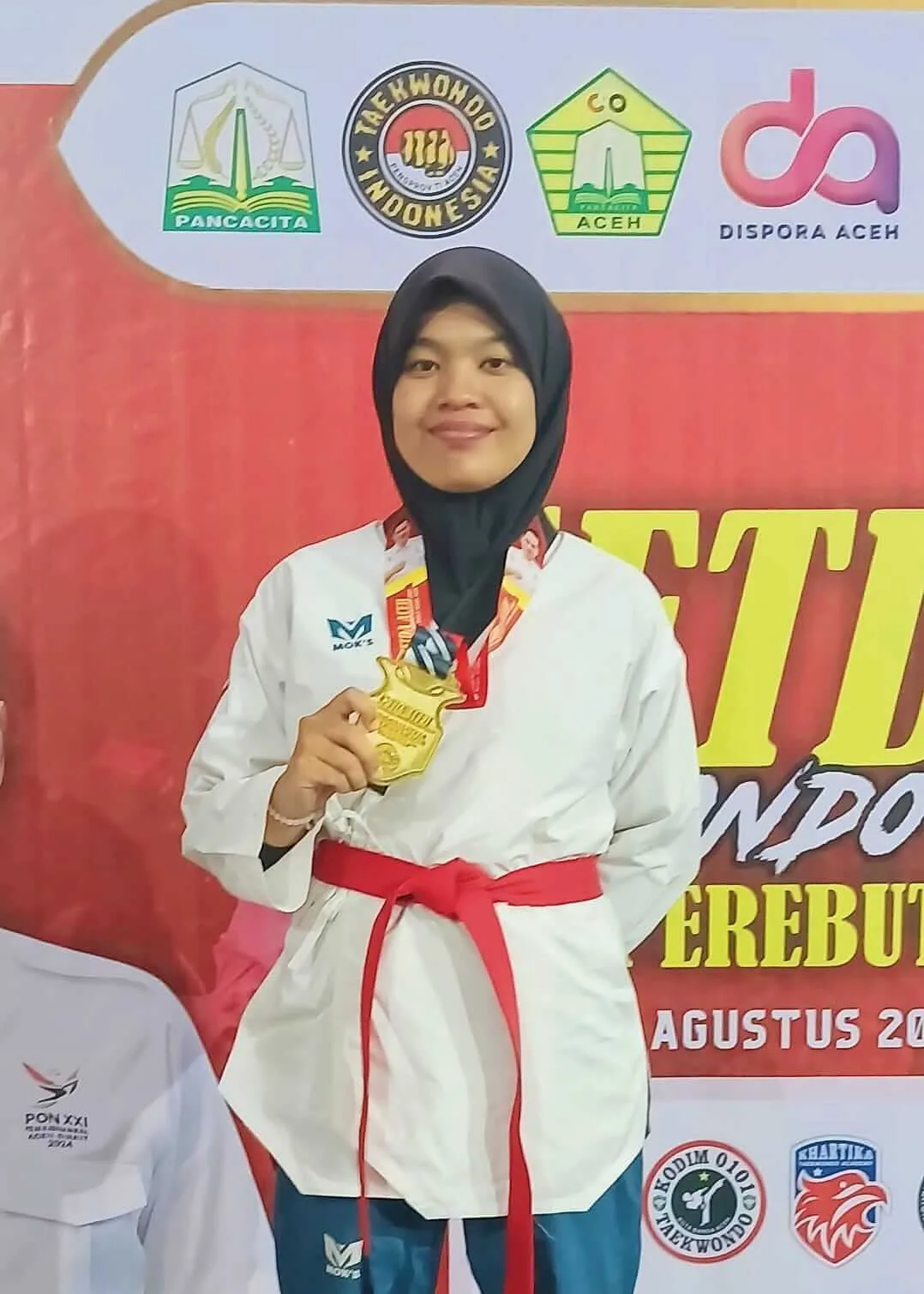 Hebat! Azzalia Allikha PGSD UBBG Raih Medali Emas Poomsae Beregu